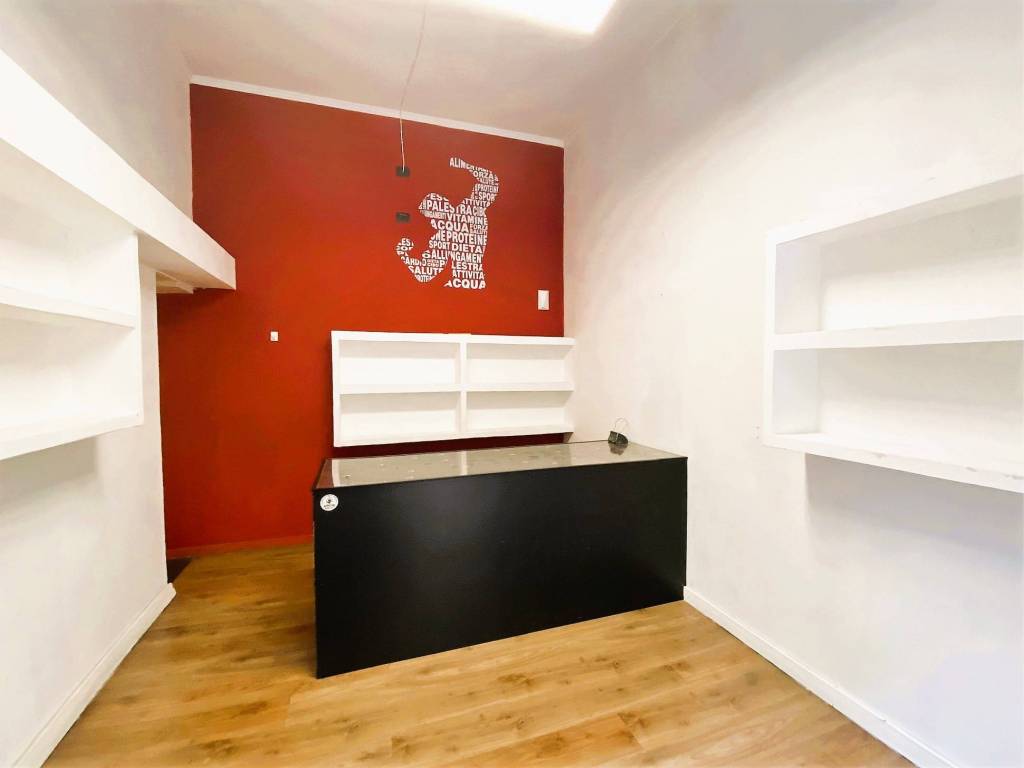 negozio in vendita a Roma in zona Appio Latino