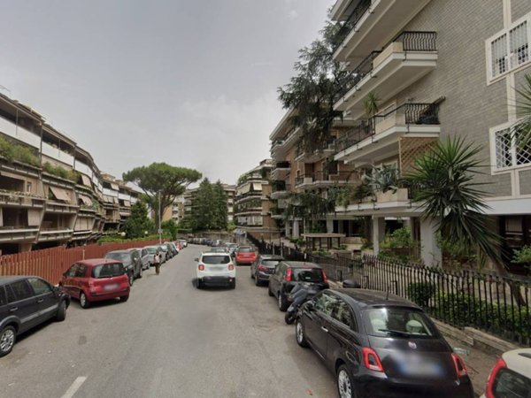 locale commerciale in vendita a Roma in zona Tor di Quinto
