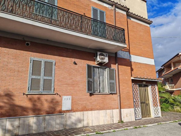 appartamento in vendita a Roma in zona Torre Angela