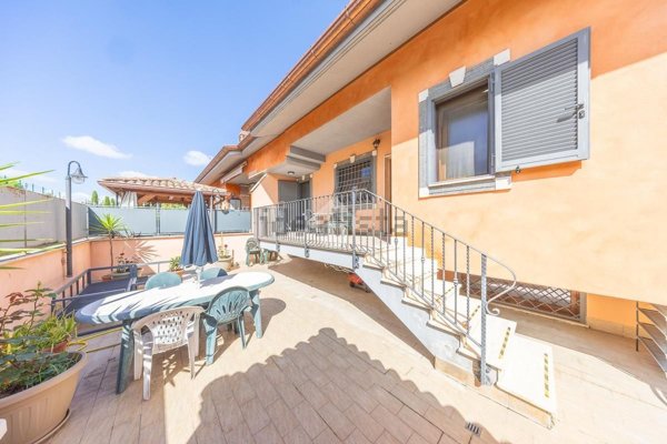 casa indipendente in vendita a Roma in zona Lunghezza