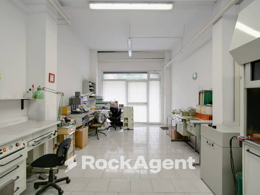 negozio in vendita a Roma in zona Collatino