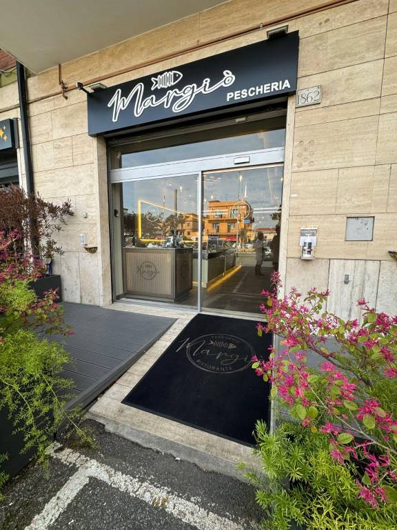 negozio in vendita a Roma in zona Borghesiana