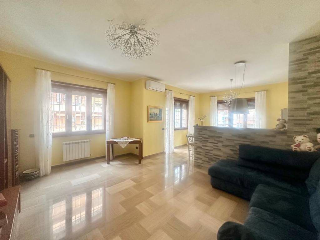 appartamento in vendita a Roma in zona Appio Claudio