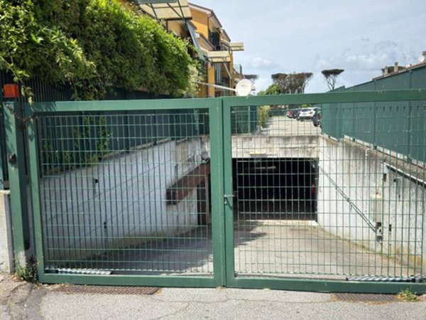 negozio in vendita a Roma in zona Infernetto