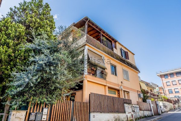 appartamento in vendita a Roma in zona Tomba di Nerone