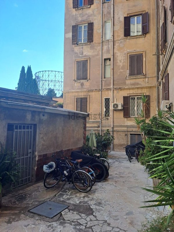 appartamento in vendita a Roma in zona Ostiense