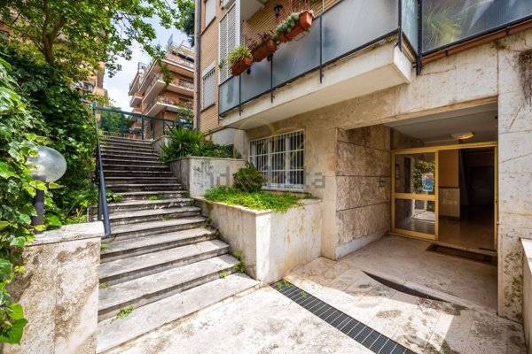 appartamento in vendita a Roma in zona Tomba di Nerone