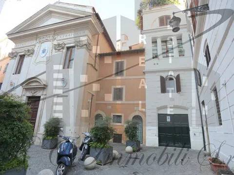 appartamento in vendita a Roma in zona Parione/Sant'Eustachio