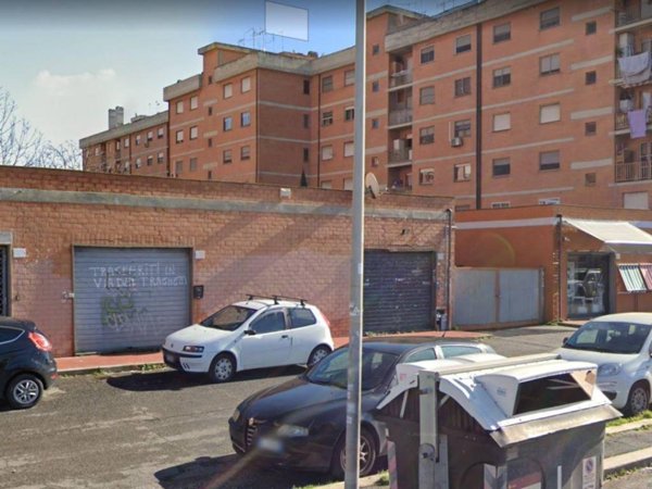 negozio in vendita a Roma in zona Castel Fusano
