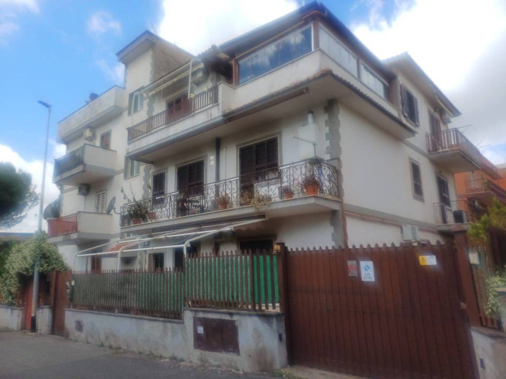 appartamento in vendita a Roma in zona Torre Angela