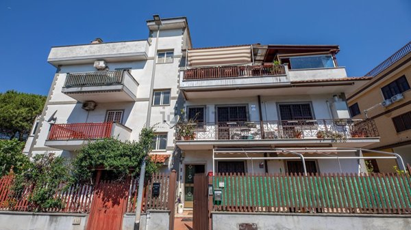 appartamento in vendita a Roma in zona Torre Angela