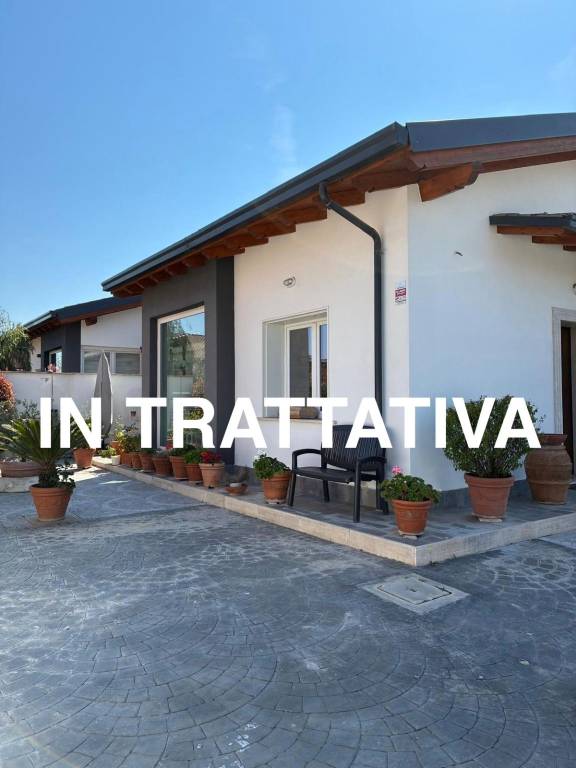casa indipendente in vendita a Roma in zona Casal Palocco