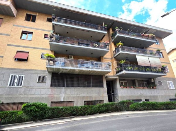 appartamento in vendita a Roma in zona Corviale