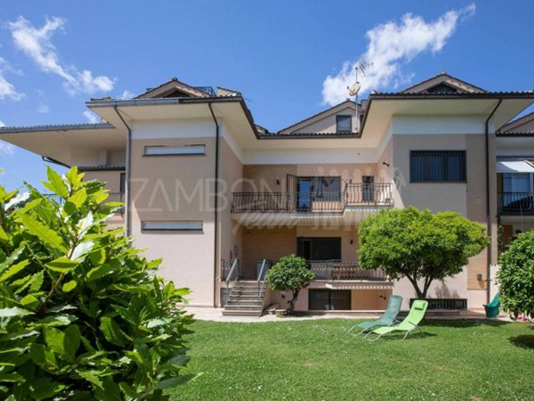 casa indipendente in vendita a Roma in zona Axa