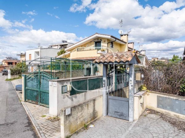 casa indipendente in vendita a Roma in zona Giardini di Corcolle