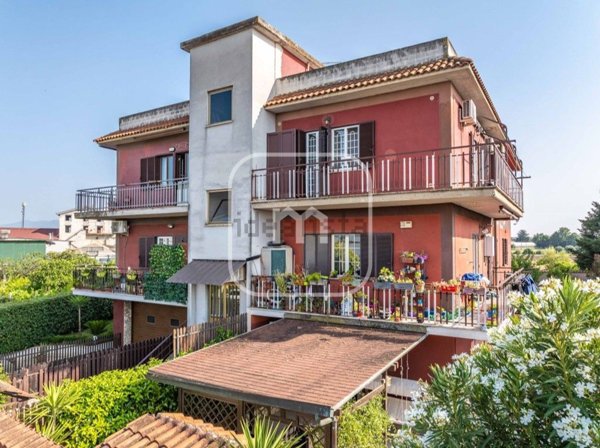 appartamento in vendita a Roma in zona Colle del Sole
