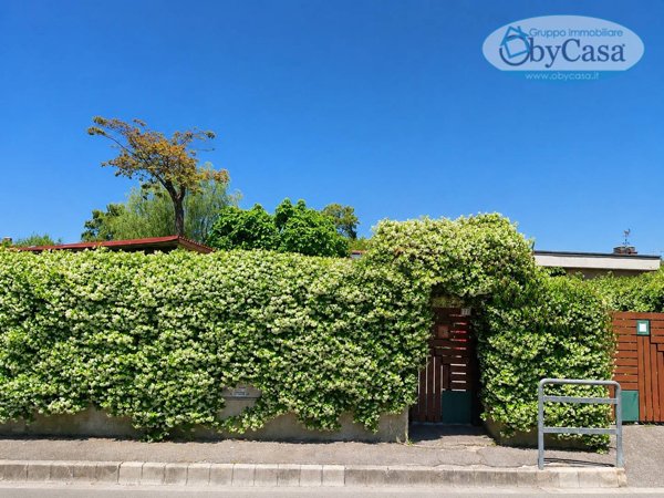 casa indipendente in vendita a Roma in zona Casal Palocco
