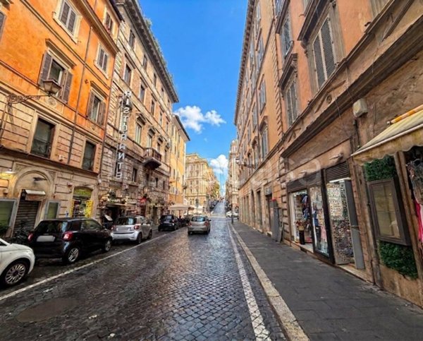 negozio in vendita a Roma in zona Trevi-Colonna