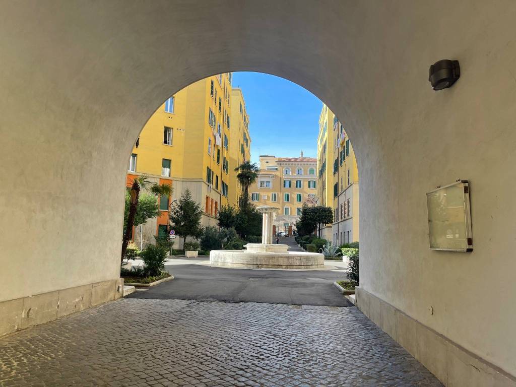appartamento in vendita a Roma in zona Appio Latino