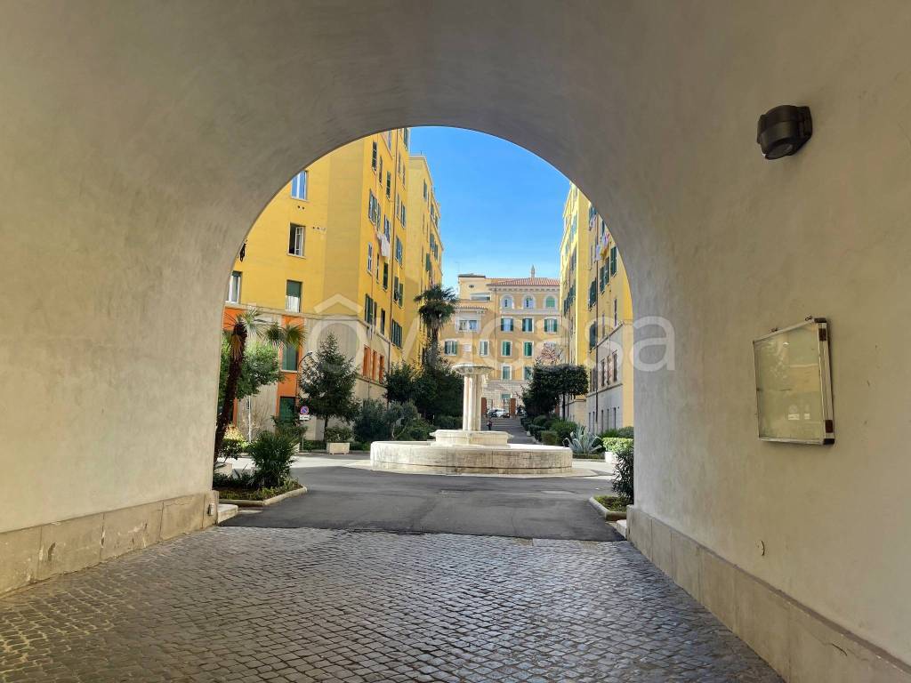appartamento in vendita a Roma in zona Appio Latino