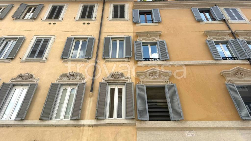 appartamento in vendita a Roma in zona Trevi-Colonna