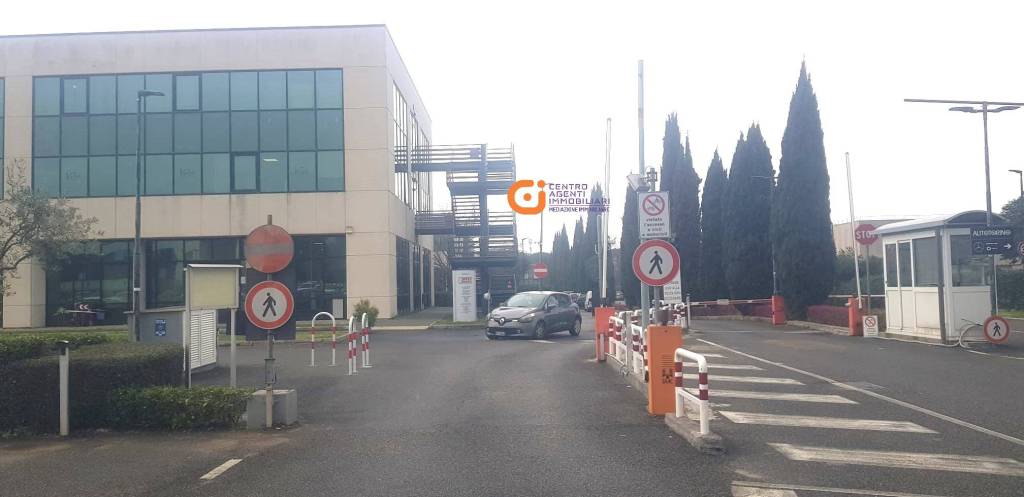 ufficio in vendita a Roma in zona Settecamini