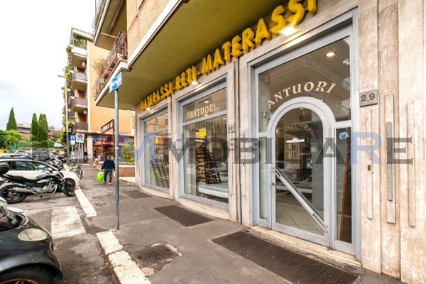locale commerciale in vendita a Roma in zona Tuscolano