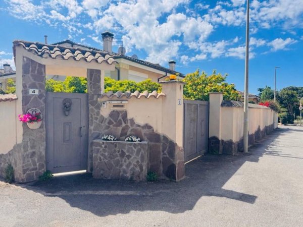 casa indipendente in vendita a Roma in zona Casal Palocco
