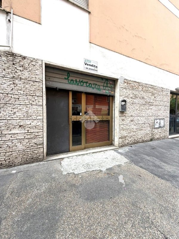 locale commerciale in vendita a Roma in zona Collatino