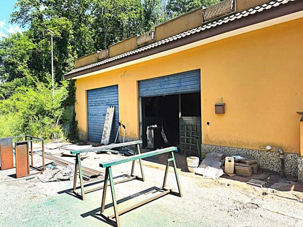 locale commerciale in vendita a Roma in zona Casalotti