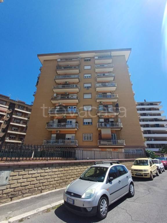 appartamento in vendita a Roma in zona Torre Spaccata