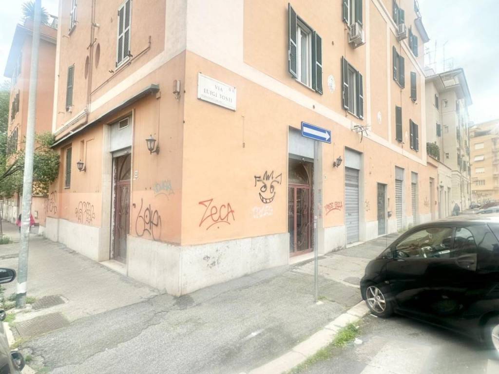 negozio in vendita a Roma in zona Appio Latino