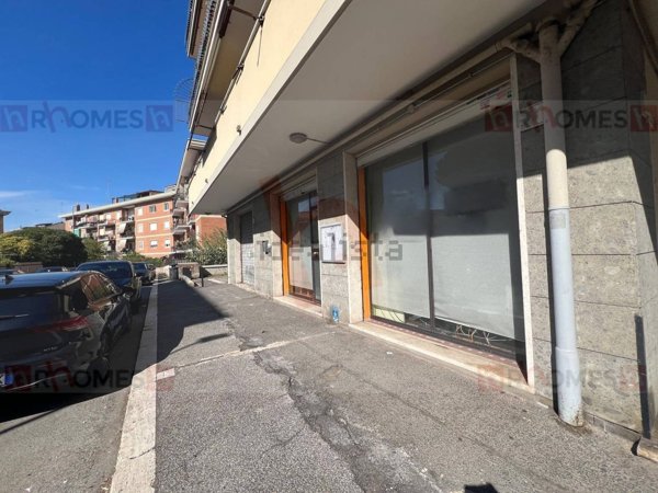 locale commerciale in vendita a Roma in zona Torre Spaccata