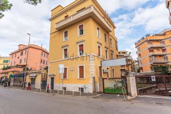 locale commerciale in vendita a Roma in zona Aurelio