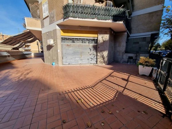 negozio in vendita a Roma in zona Tuscolano