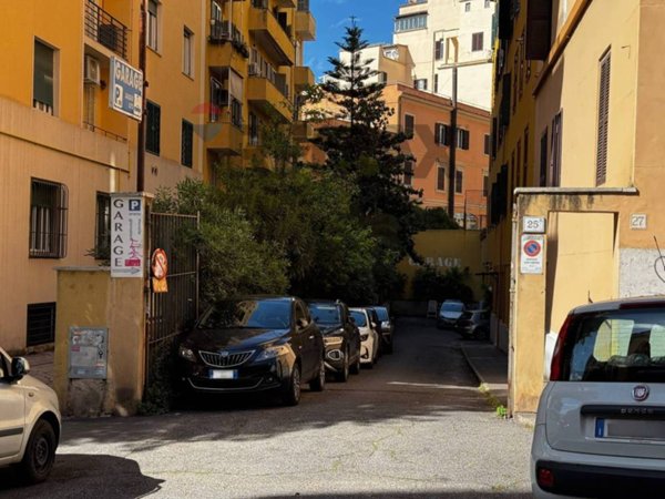 locale commerciale in vendita a Roma in zona Appio Latino