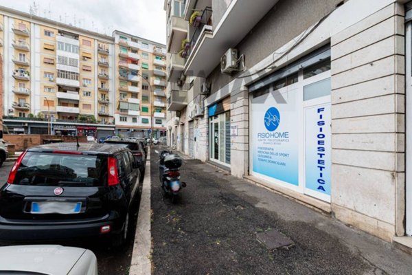 locale commerciale in vendita a Roma in zona Tuscolano