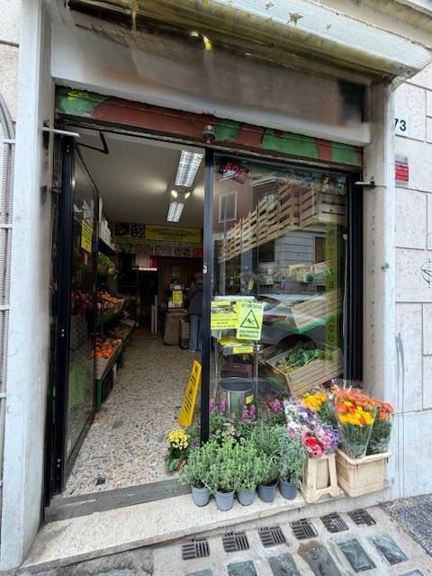 negozio in vendita a Roma in zona Tuscolano