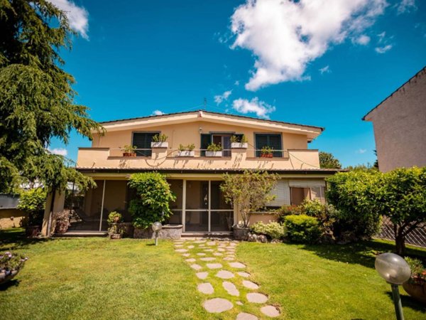 casa indipendente in vendita a Roma in zona Casal Palocco