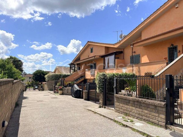 casa indipendente in vendita a Roma in zona Valle Santa