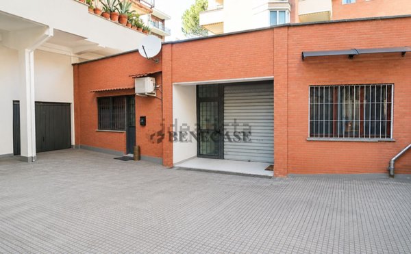 casa indipendente in vendita a Roma in zona Tomba di Nerone