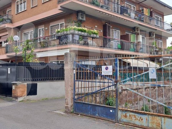 locale commerciale in vendita a Roma in zona Appio Claudio