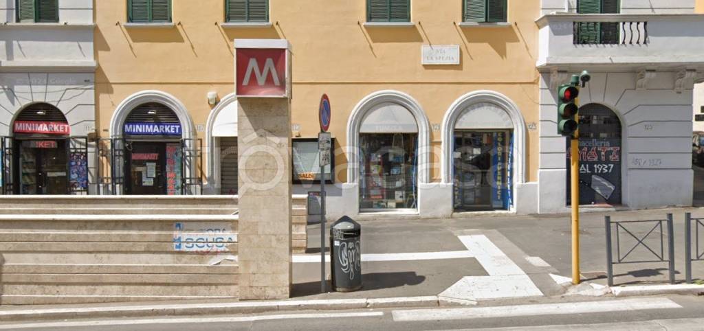 negozio in vendita a Roma in zona Tuscolano