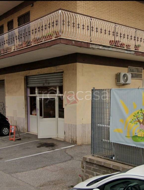 negozio in vendita a Roma in zona Finocchio