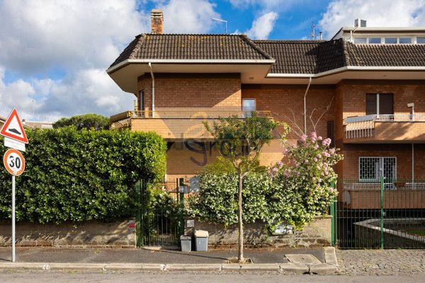 casa indipendente in vendita a Roma in zona Axa