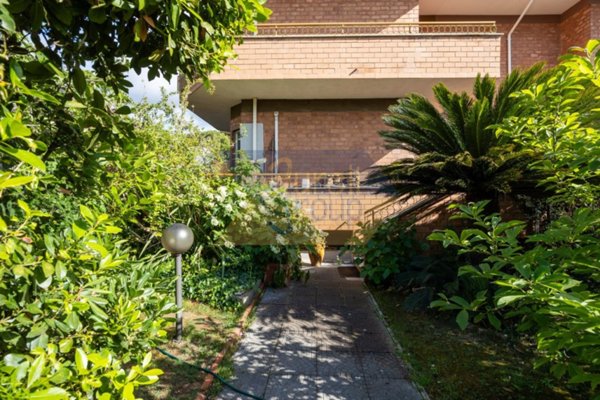casa indipendente in vendita a Roma in zona Axa