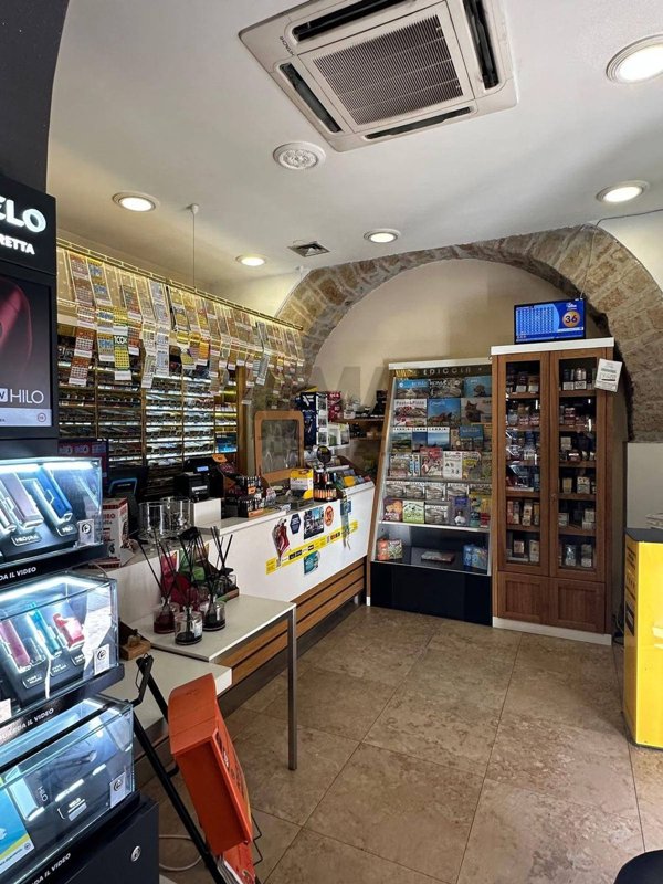 negozio in vendita a Roma in zona Rione Monti/Campitelli