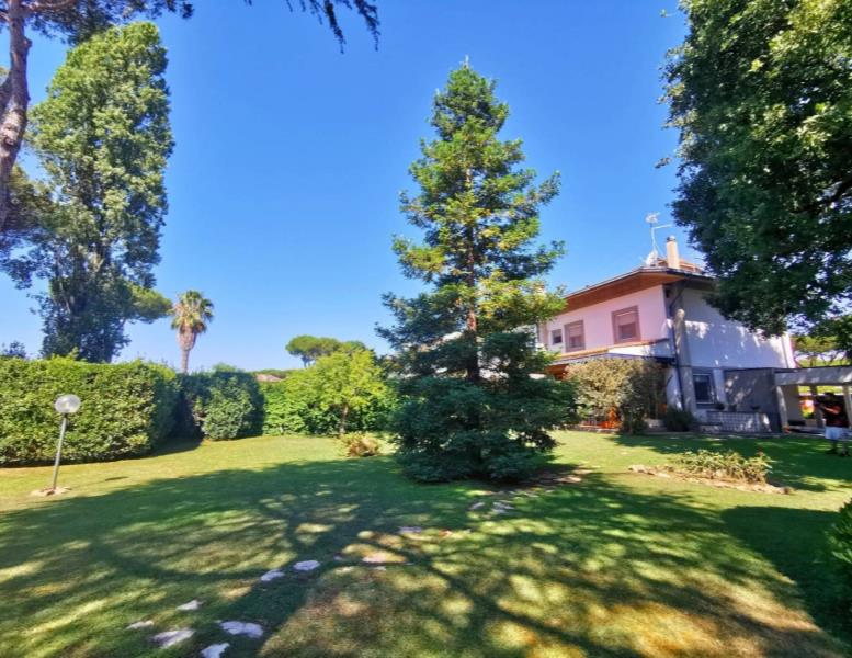 casa indipendente in vendita a Roma in zona Casal Palocco