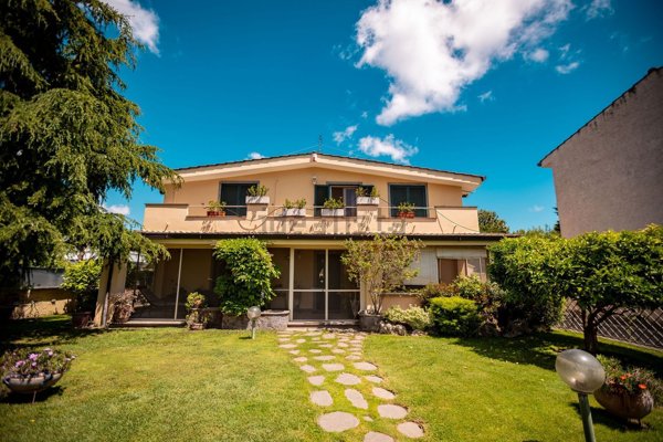 casa indipendente in vendita a Roma in zona Casal Palocco