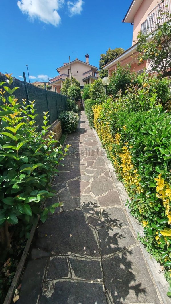 casa indipendente in vendita a Roma in zona Valle Santa